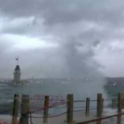 İstanbul'da kuvvetli lodos: Uçaklar havada tur atıyor