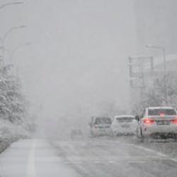 Kar yağışı aniden bastırdı! Lapa lapa yağıyor! Her yer beyaza büründü...