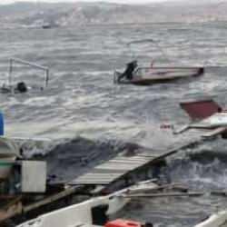Kocaeli&rsquo;de sağanak ve fırtına nedeniyle tekneler battı