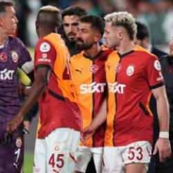 Maç bitti! Muslera, saha içinde takım arkadaşının üzerine yürüdü
