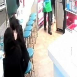 700-800 TL i&ccedil;in yaptığına bakın! Taksim&rsquo;de turistten pes dedirten y&ouml;ntem