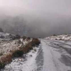 Alanya'da yaylalara kar yağdı, sahilde denize girildi