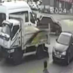 Ankara&rsquo;da kum y&uuml;kl&uuml; kamyonet dehşet sa&ccedil;tı! 7 araca &ccedil;arptı, 2 kişi yaralandı