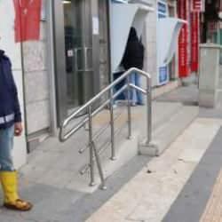 Belediye iş&ccedil;isinden g&uuml;ndem olan hareket! Bankaya &ccedil;amurlu ayakkabısını &ccedil;ıkarıp girdi