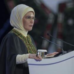 Emine Erdoğan: Kadınların var olmalarını sağlamak &ouml;nceliğimiz olmalıdır