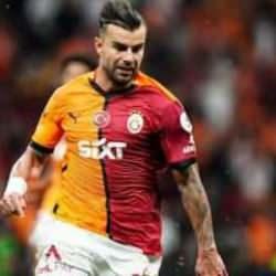 Galatasaray'da şok! Stattan koltuk değnekleriyle ayrıldı