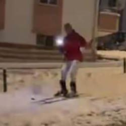 Gören şaştı kaldı: Şehir merkezinde kayak takımlarıyla kaydı!