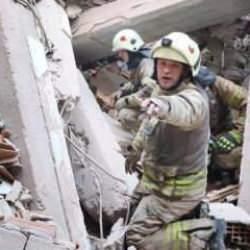 G&uuml;ng&ouml;ren'de bina &ccedil;&ouml;kt&uuml;! G&ouml;&ccedil;&uuml;k altında kalan 2 iş&ccedil;iden biri kurtarıldı