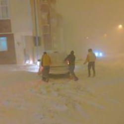 Hava sıcaklığının 10 derece birden düştüğü Bayburt’ta kar ve tipi etkili oldu