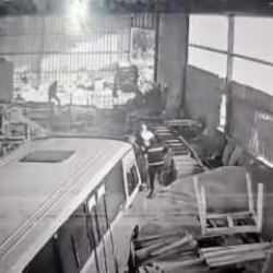 Husumetli olduğu babasının &ccedil;alıştığı at&ouml;lyeye minib&uuml;sle daldı