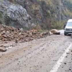 Karabük-Zonguldak kara yolunda heyelan: Ulaşım aksadı