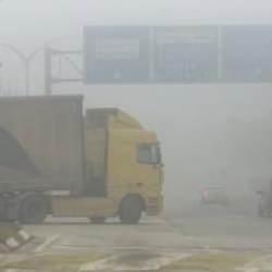 Kenti adeta bulutlar kapladı! G&ouml;r&uuml;ş mesafesi 20 metreye kadar d&uuml;şt&uuml;