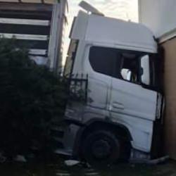 Silivri'de park halindeki tır freni boşalınca binaya &ccedil;arptı