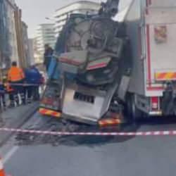 Son dakika: İstanbul'da yol çöktü!