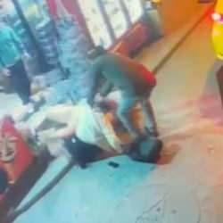 Taksim’de ilginç görüntü! ABD’li kadın eşini yaralayıp sokaktakilere saldırdı