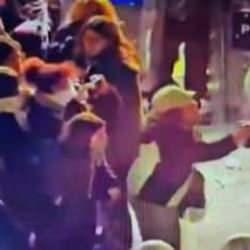 Taksim'de korsan g&ouml;stericilerden polise saldırı!