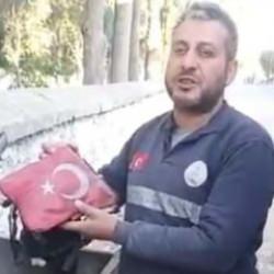 Temizlik iş&ccedil;isinden y&uuml;rekleri ısıtan hareket! Yanmak &uuml;zere olan bayrağı &ccedil;&ouml;pten aldı