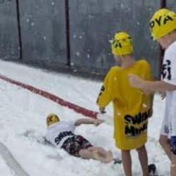 Tokat'ta ilginç görüntüler: Havuz yoksa, kar var!  