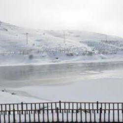 Üçoluk Göleti'nin yüzeyi buz buttu