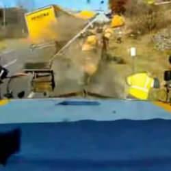 Yol işçisinin ölümden kıl payı kurtulduğu kaza anı dehşete düşürdü!