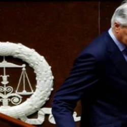 Merkez sağcı azınlık h&uuml;k&uuml;meti d&uuml;şm&uuml;şt&uuml;... Fransa muhalefeti memnun!