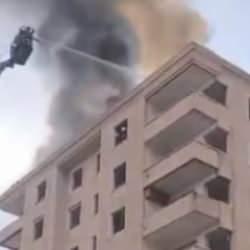 Ataşehir'de 8 katlı binanın &ccedil;atısı alev alev yandı