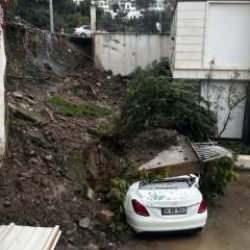 Bodrum'da istinat duvarı &ccedil;&ouml;kt&uuml;! 1 otomobil ve 1 ev zarar g&ouml;rd&uuml;