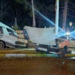 Edirne'de arabayı ortadan ikiye bölen kaza! 2 kişi ağır yaralı