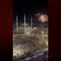 Esad Rejiminin çökmesini dua ve havai fişeklerle kutladılar.