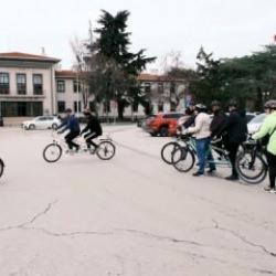 Kırklareli'nde g&ouml;rme engelliler, kılavuz s&uuml;r&uuml;c&uuml;ler eşliğinde bisiklet s&uuml;rd&uuml;
