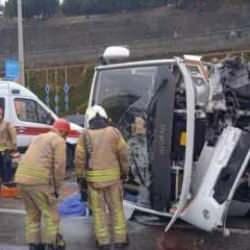  Maltepe'de servis minibüsü devrildi: 1 ölü