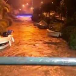 Marmaris&rsquo;te sağanak yağış etkili oldu, yollar g&ouml;le d&ouml;nd&uuml;