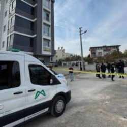 Mersin'de koca vahşeti: Eşini yeni aldıkları evin &ouml;n&uuml;nde &ouml;ld&uuml;rd&uuml;