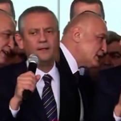 &Ouml;zg&uuml;r &Ouml;zel'den kulağına fısıldayan vekile: Dur abi, biliyorum!