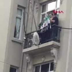 Şişli'de konsolosluk binasındaki Suriye bayrağı, muhalifler tarafından indirildi