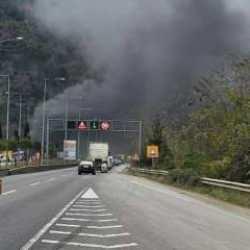 Tünelde korkutan yangın: Trafik yarım saat durdu