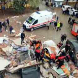 Veli toplantısında feci olay: Yıkılan duvarın altında kaldılar! 1 ölü