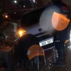 Yağmur nedeniyle yol &ccedil;&ouml;kt&uuml;, 3 ara&ccedil; &ccedil;ukura d&uuml;şt&uuml;