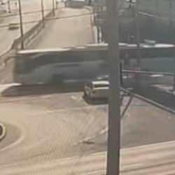 Yolcu otobüsü, kırmızı ışıkta bekleyen 2 araca çarptı; o anlar kamerada