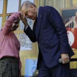Gençlerle buluşan Cumhurbaşkanı Erdoğan, küçük kızın elini öptü