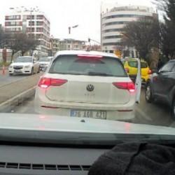 1&rsquo;i kadın 3 kişi! Seyir halindeyken yumruklu kavga ettiler