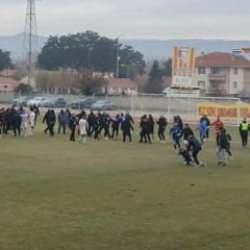 Amatör maçta saha karıştı, polisler güçlükle ayırdı