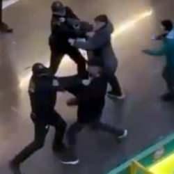 Avcılar&rsquo;da &ouml;zel g&uuml;venlik ile 2 kişi arasında kavga! Cop, sandalye, yumruk...