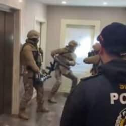 Beylikd&uuml;z&uuml;'nde 'Finans evi'ne baskın! 4 g&ouml;zaltı