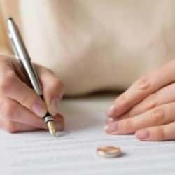 Evli &ccedil;iftten akılalmaz dolandırıcılık: 43 yılda 12 kez boşandılar