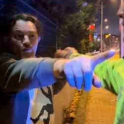 &lsquo;Haritadan yer beğenin&rsquo; diyen alkoll&uuml; s&uuml;r&uuml;c&uuml; ekiplere k&uuml;f&uuml;r etti