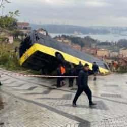 İETT otobüsü, bir evin bahçesine düştü