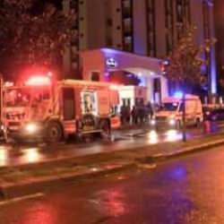 İstanbul'da elektrikli ara&ccedil; yandı, bina tahliye edildi