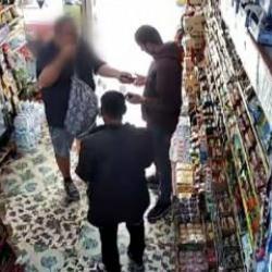 Manavgat'ta Alman Turist, Namaz Kılan Market Sahibini Fırsat Bilmeye &Ccedil;alıştı, Yakalandı