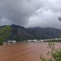 Marmaris'i sağanak vurdu: Sokaklar suyla doldu, denizin rengi değişti!